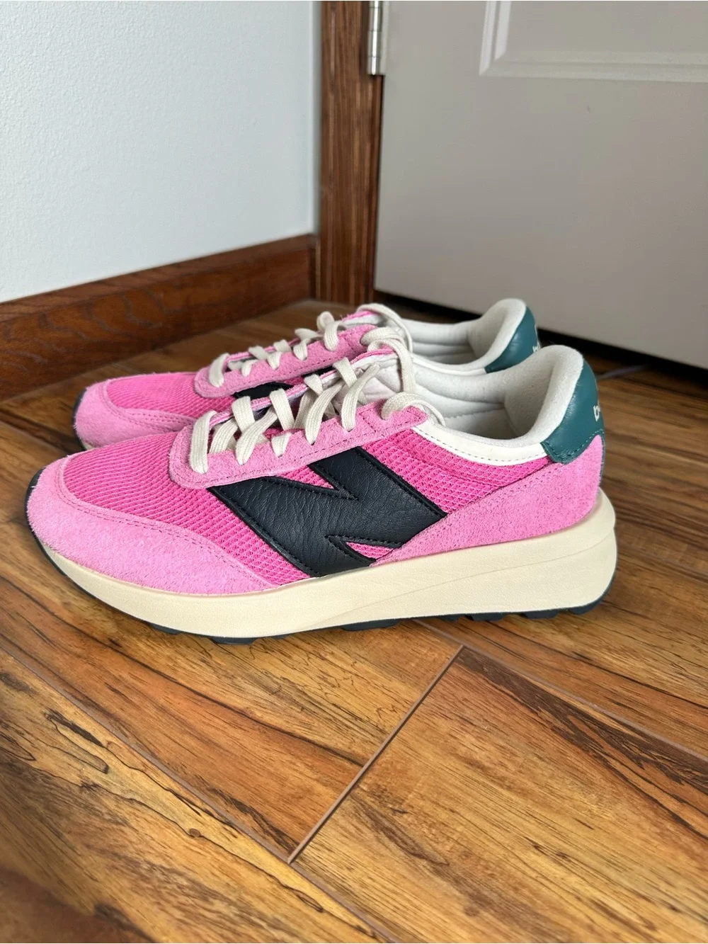 New Balance 370 Pink Retro Mesh Suede Sneakers Women’s size 9 Men’s 7.5